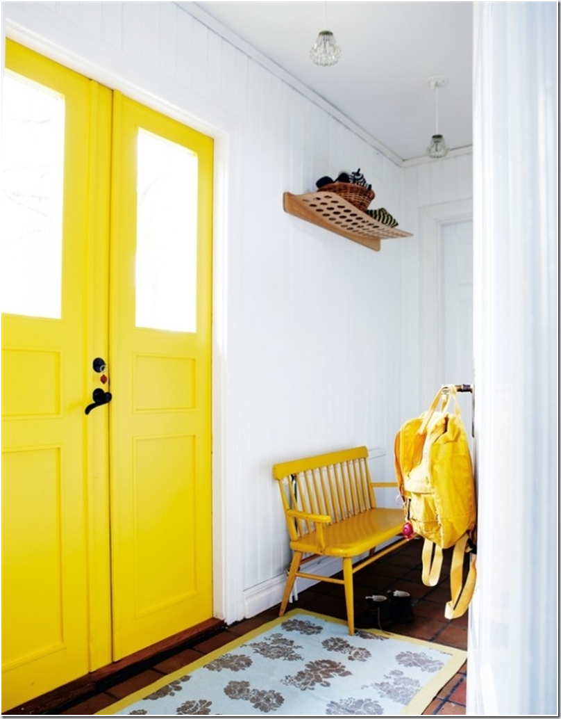 Желтые стены в коридоре