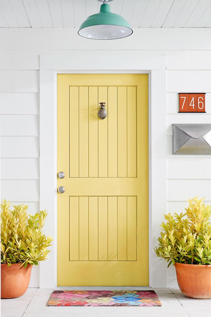Желтая деревянная дверь