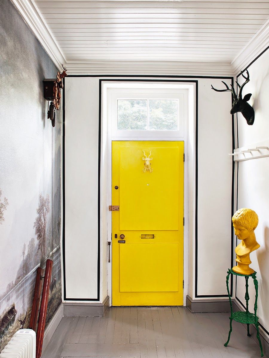 Желтая входная дверь в квартиру