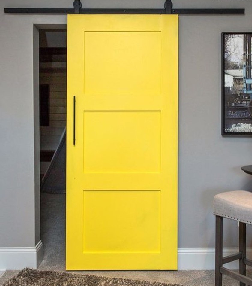 Желтая межкомнатная дверь