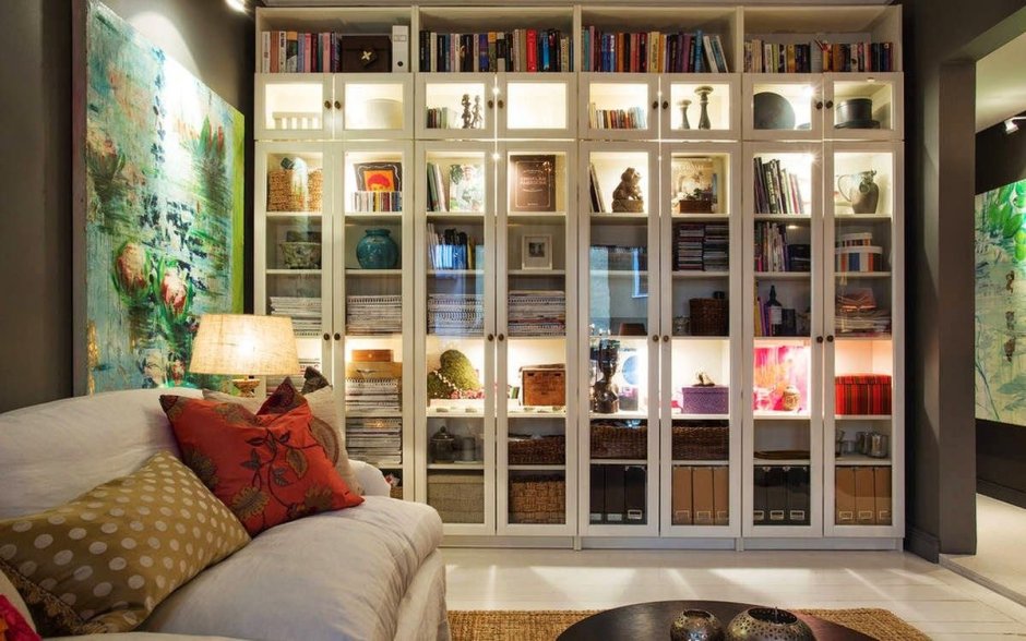 Книжные шкафы в интерьере (90 фото)