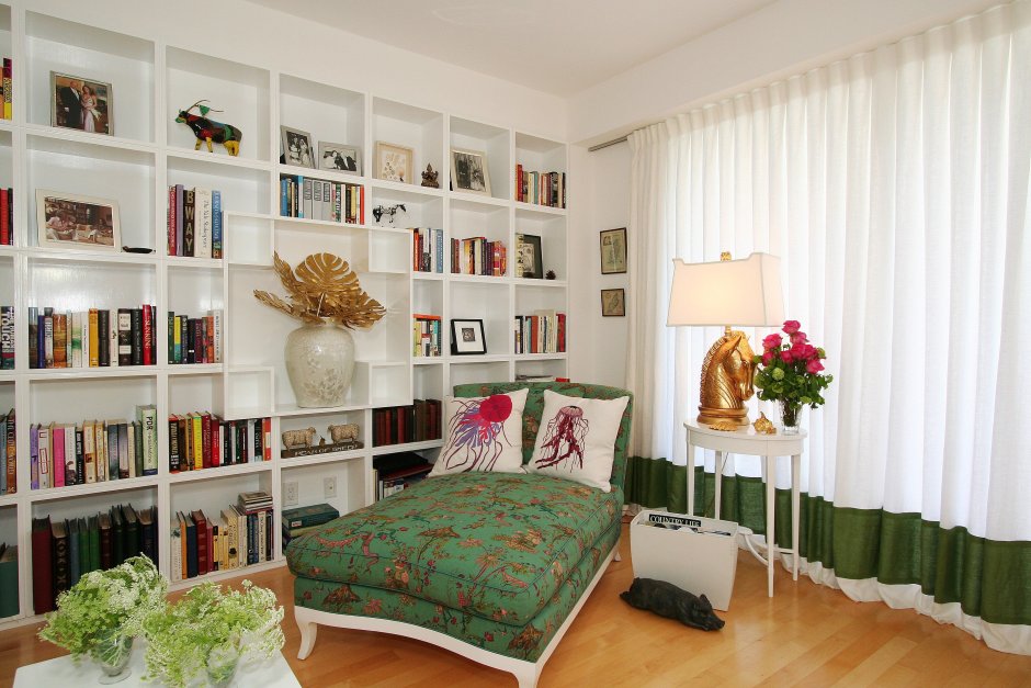 Книжный стеллаж в спальне в интерьере