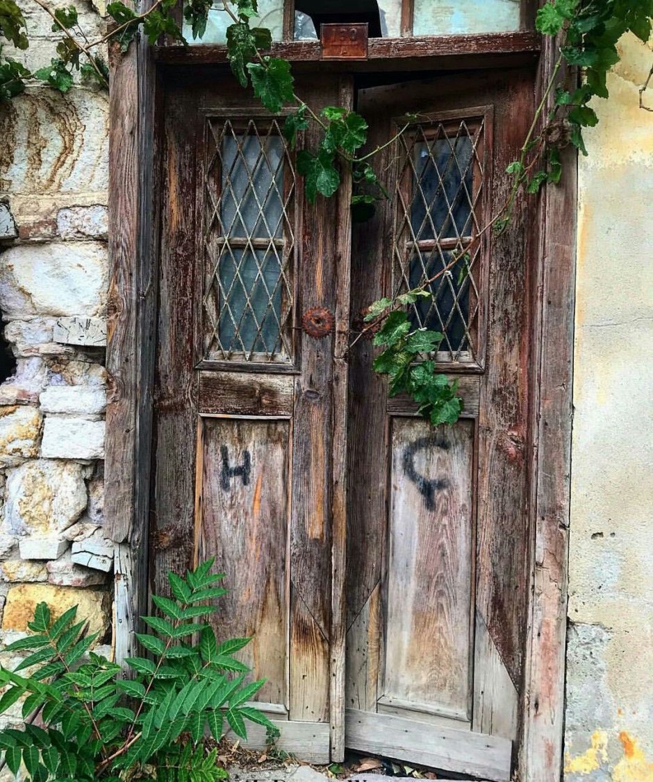 Дверь в старый дом