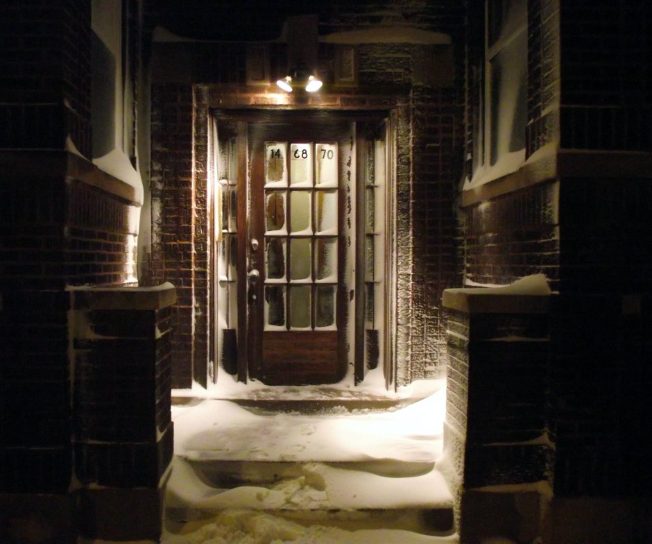 Входная дверь в дом ночью