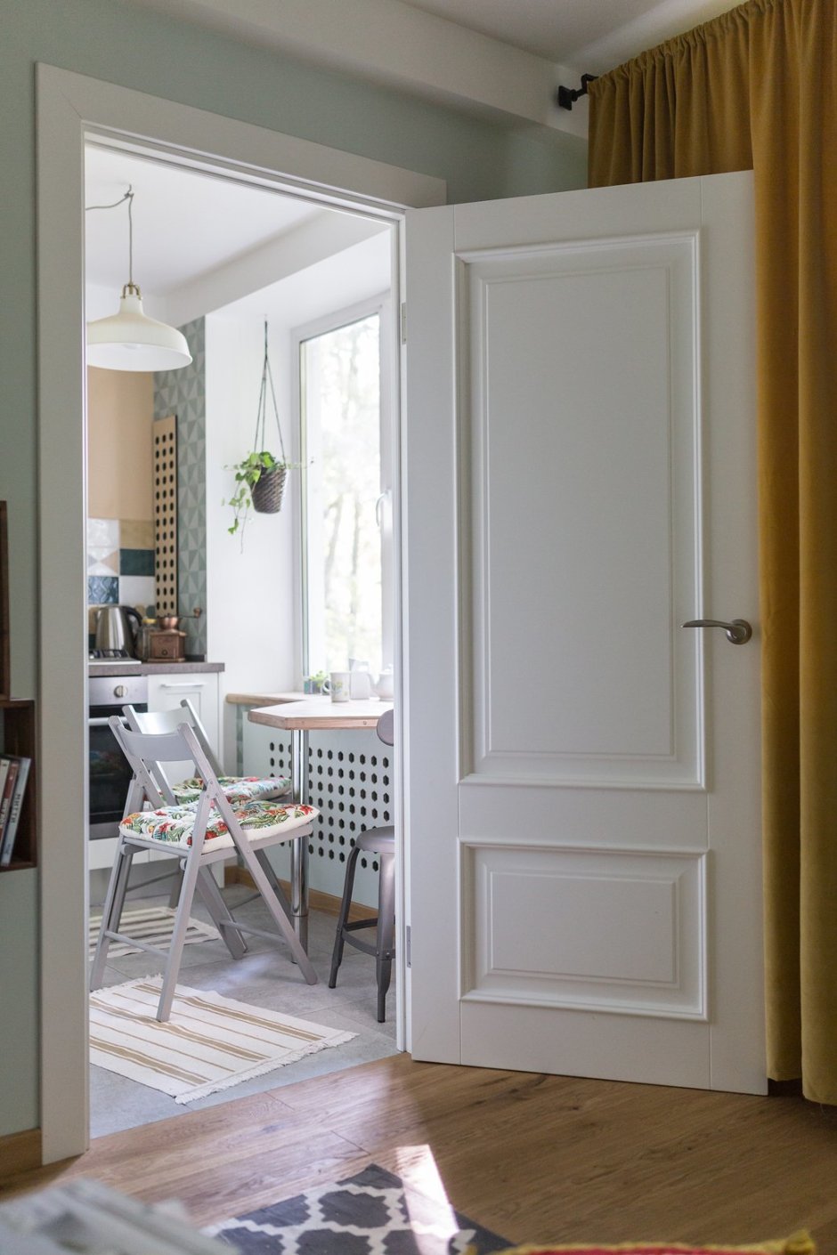 Белые двери на кухне