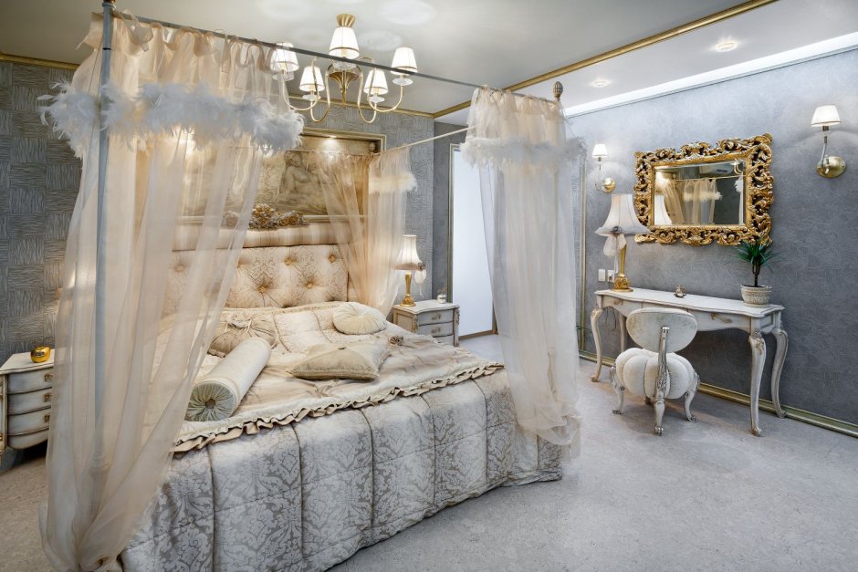 Спальня в пастельных тонах с балдахином