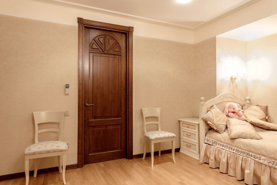 Классическая спальня с дверьми цвета орех в интерьере