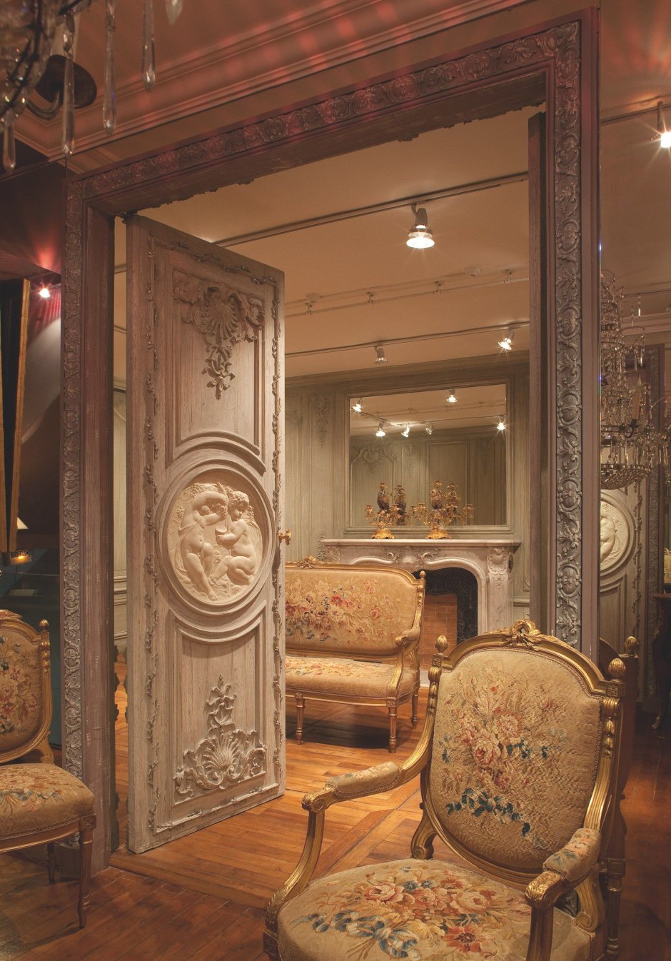 Дверь межкомнатная в стиле Барокко с зеркалом