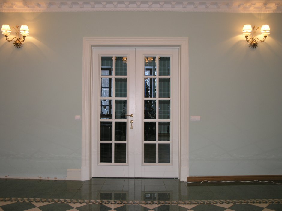 Двери в классическом стиле двустворчатые