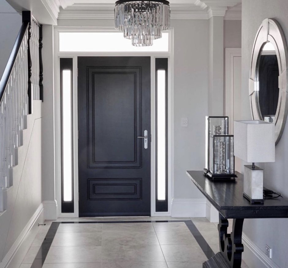 Серый коридор с черными дверями