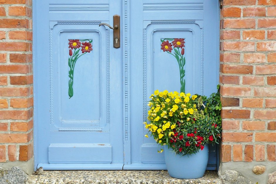 Красивая синяя дверь