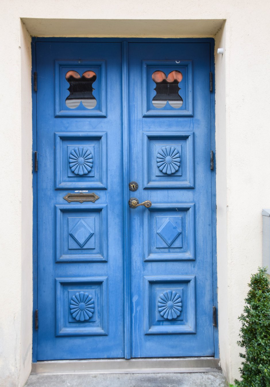 Синие стены белые двери