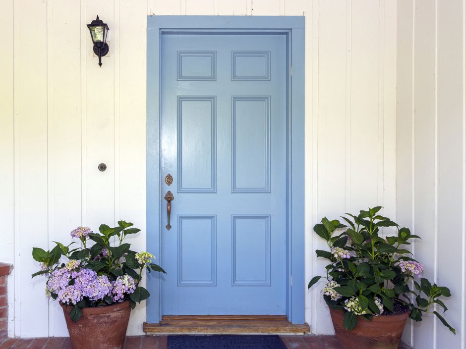 Закрытая синяя дверь