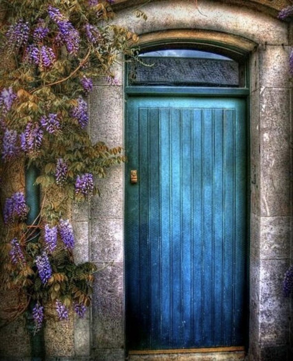 Синяя дверь в красивом здании