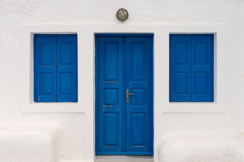 Синяя дверь в прихожей