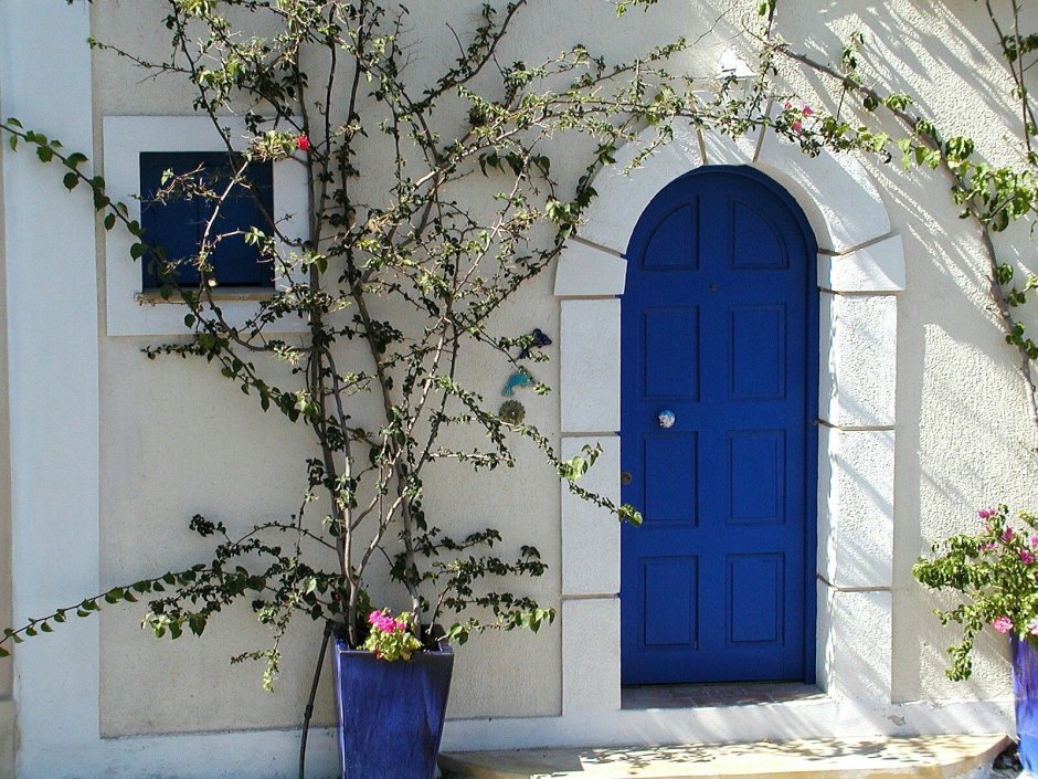Синяя стена с дверью