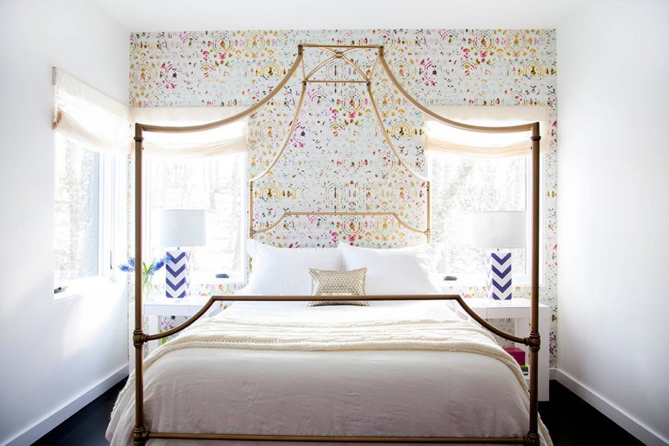 Дизайнерские украшения над кроватью в спальне