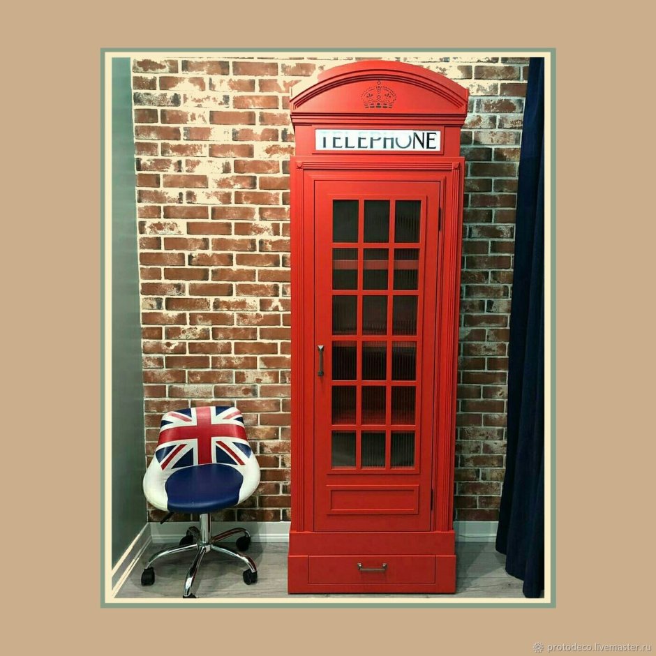 Английская телефонная будка в интерьере