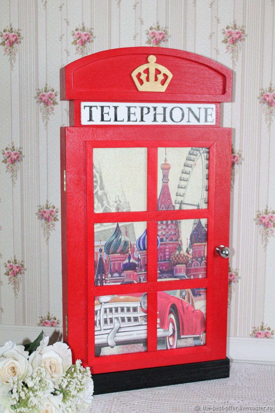 Красная телефонная будка в интерьере