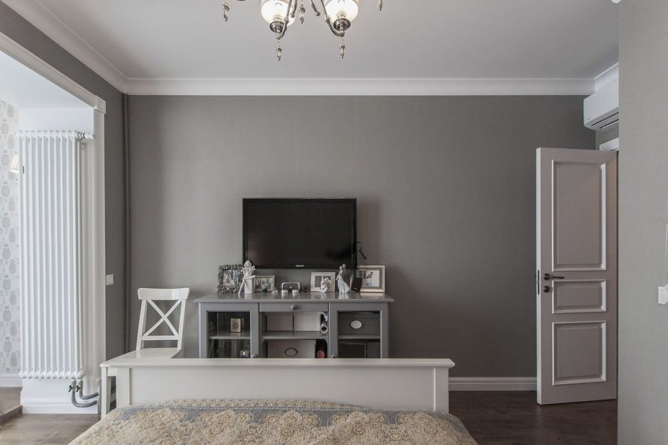 Интерьер с серыми стенами и белой мебелью
