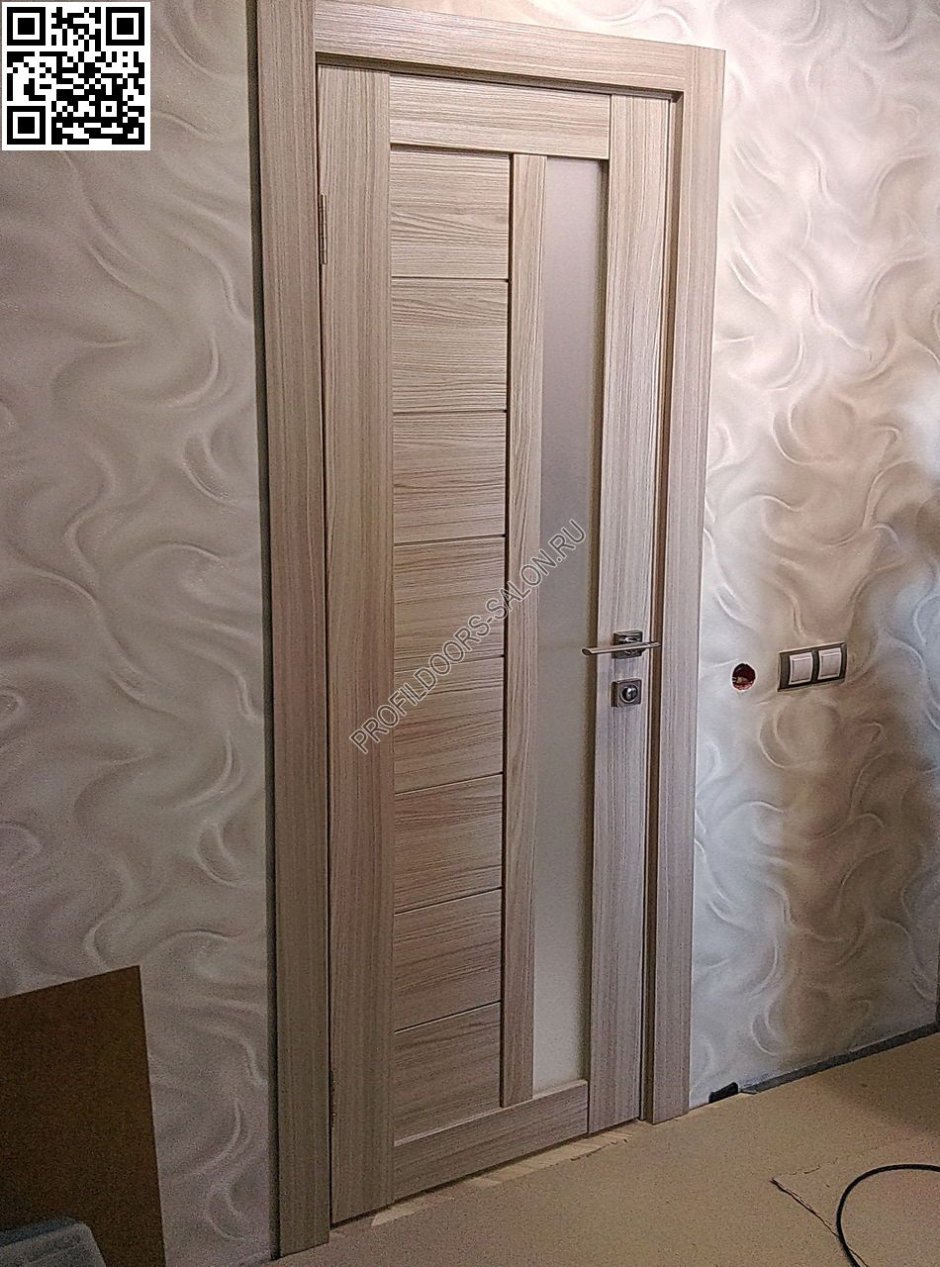 Двери межкомнатные в квартире с алюминиевой вставкой