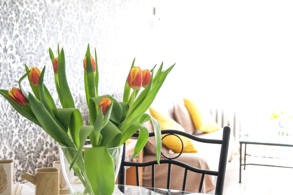 Тюльпаны в интерьере гостиной