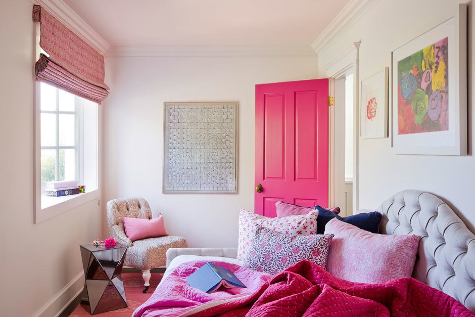 Скандинавская спальня с розовыми стенами
