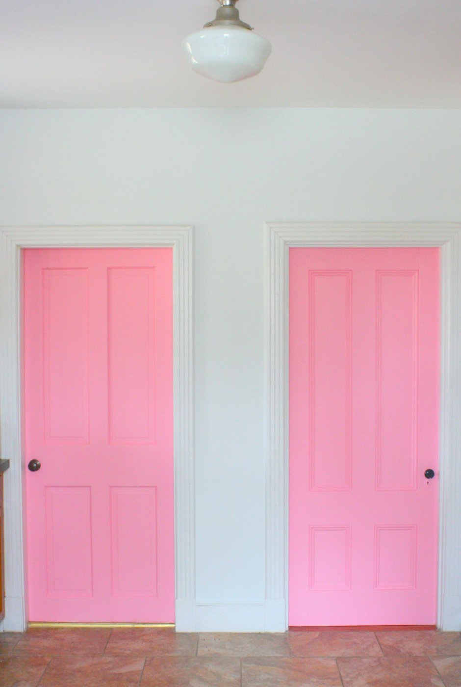 Розовая дверь в комнату