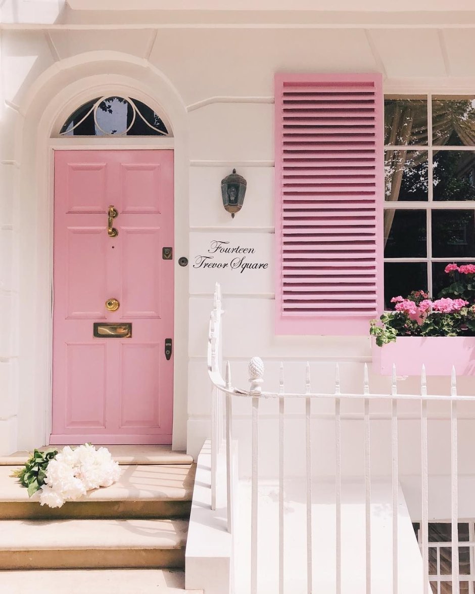 Розовая дверь