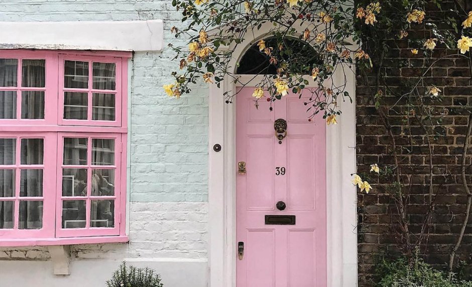 Входная дверь розового цвета