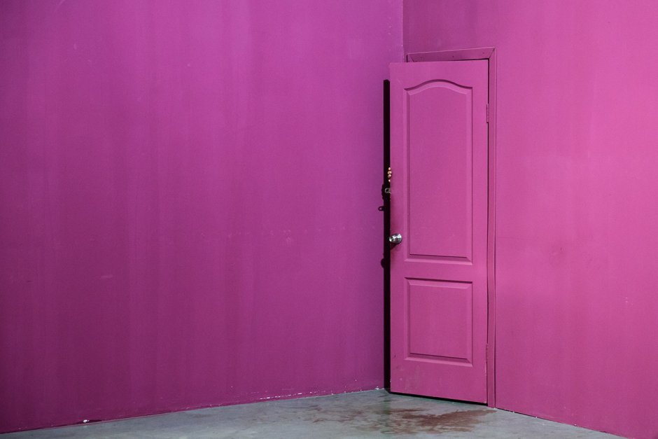 Розовая дверь межкомнатная