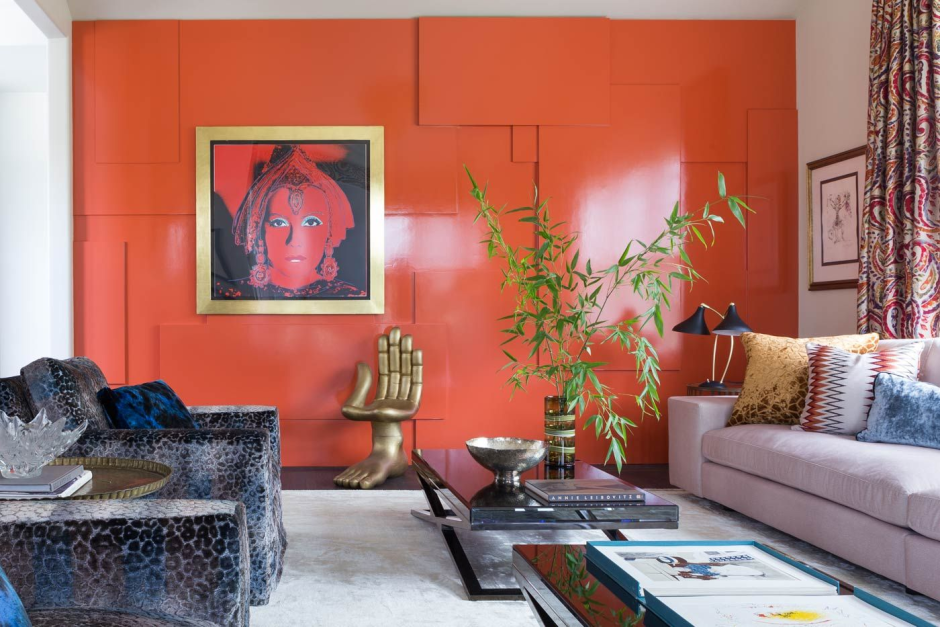 Гостиная с оранжевыми стенами