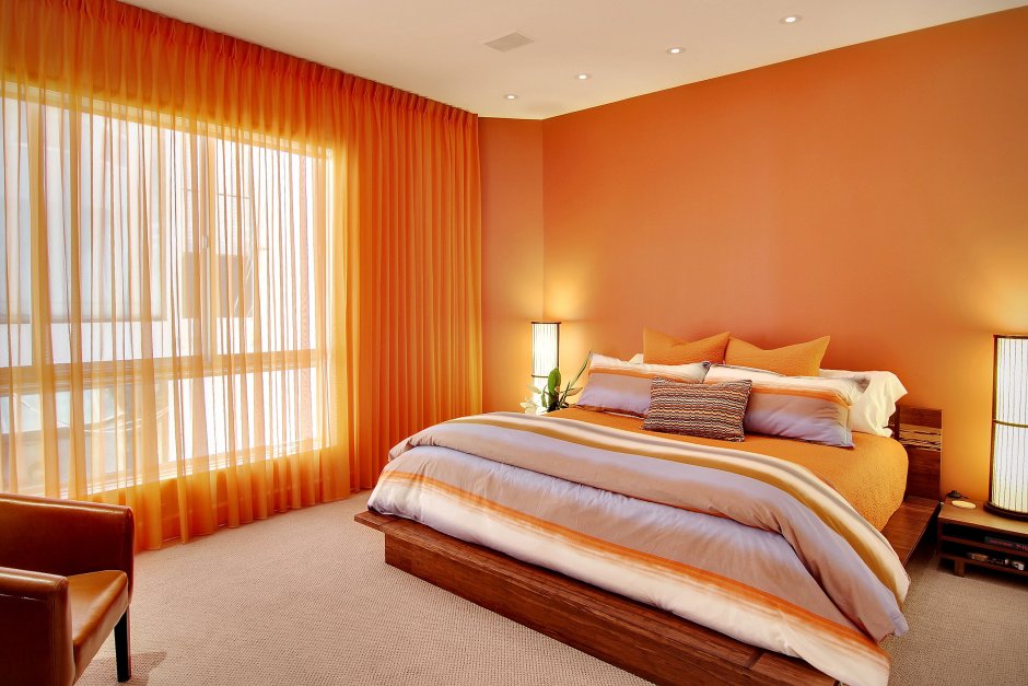 Оранжевые шторы в спальне