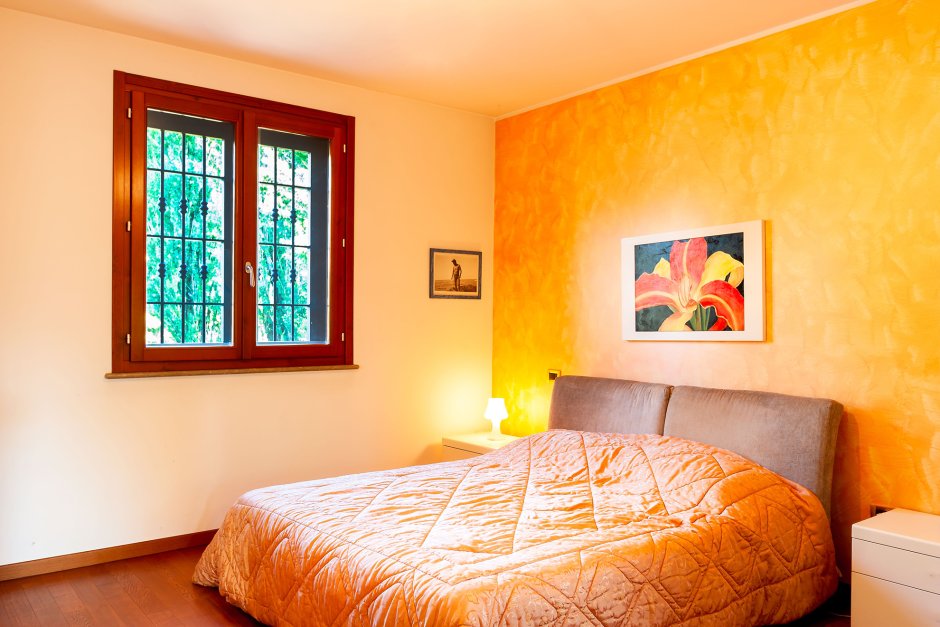 Дизайн комнаты с оранжевой штукатуркой