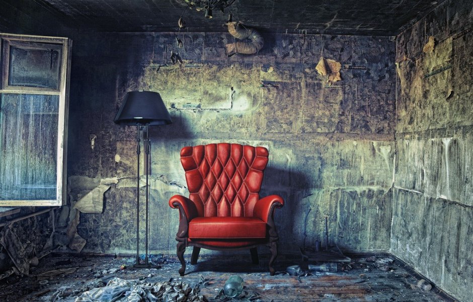Старинное кресло в комнате