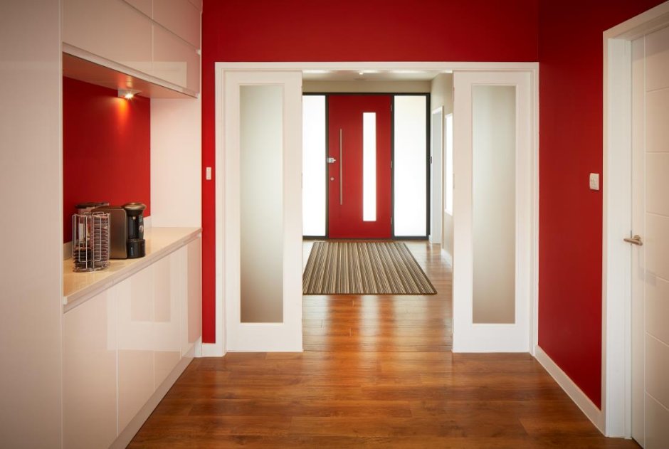 Красные двери в интерьере квартиры фото