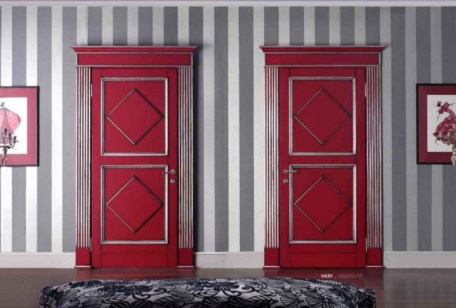 Красные двери в классическом интерьере