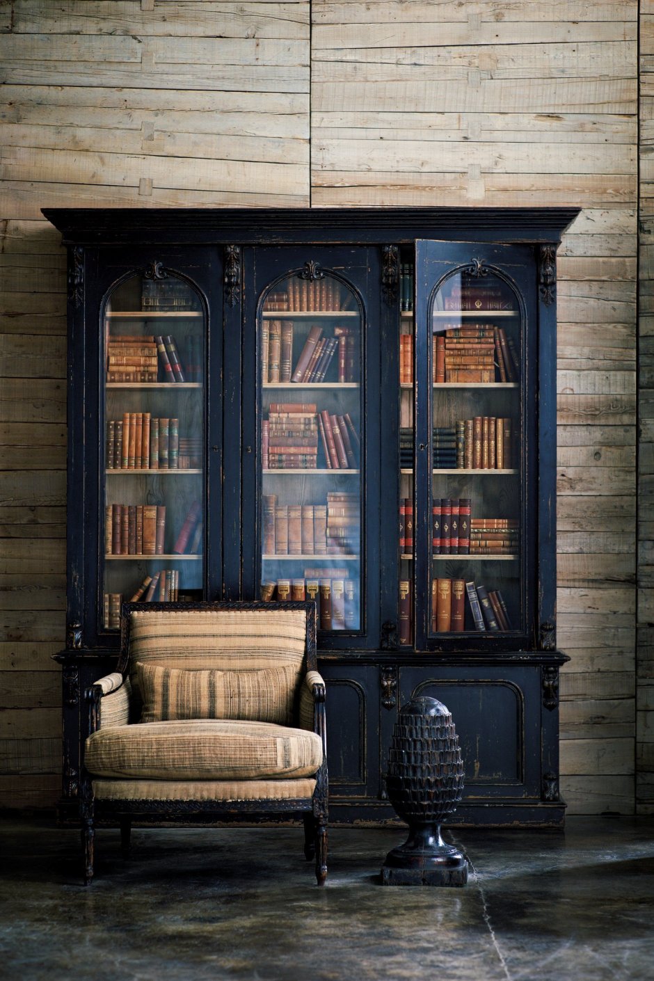 Винтажный книжный шкаф
