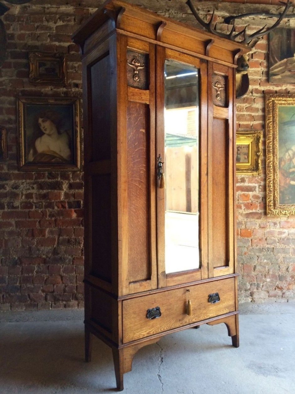 Шкаф деревянный с зеркалом старинный