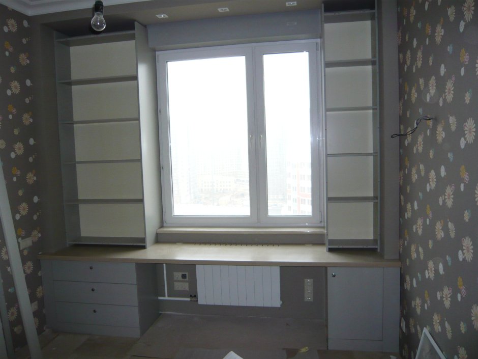Два встроенных симметричных шкафа вокруг окна