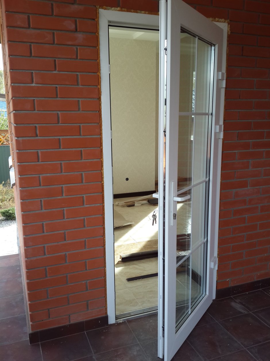 Дверь входная Рехау со шпросами