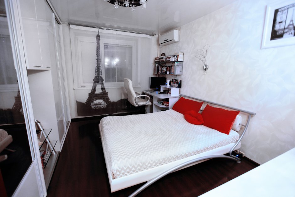 Париж в интерьере спальни