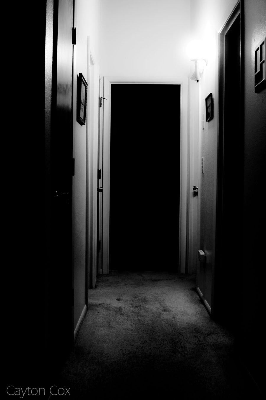 Открытые двери в темноте