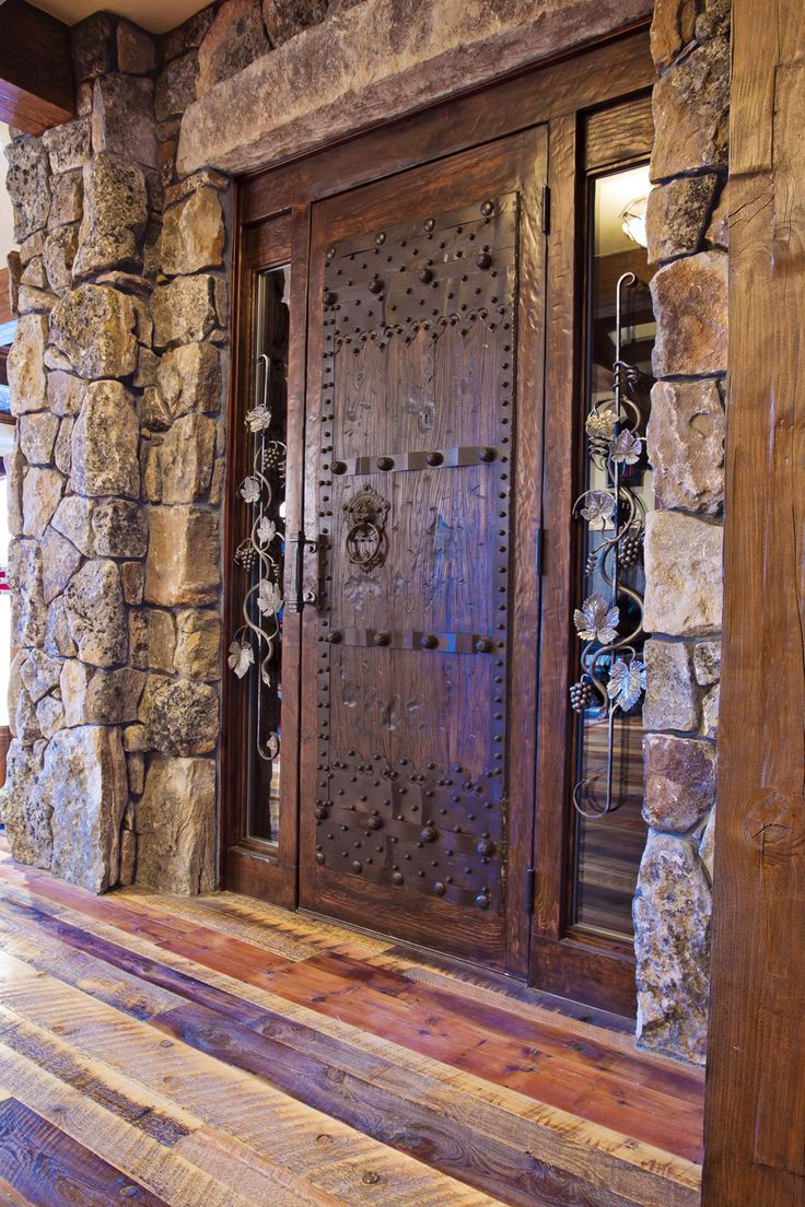 Старая деревянная входная дверь