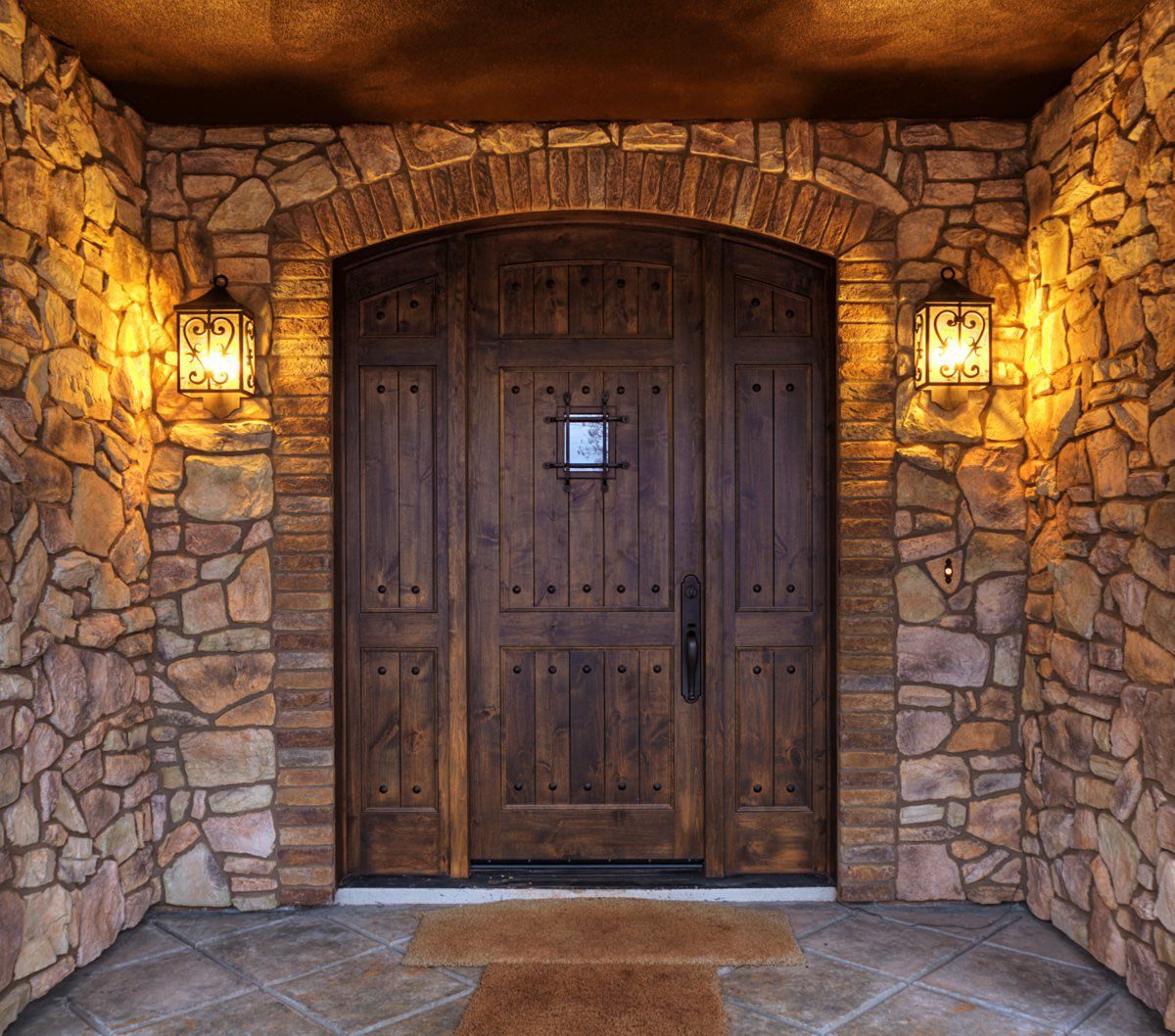 Приличные двери. Рустикальный стиль двери. Двери в старинном стиле. Красивые деревянные двери. Дверь входная деревянная.