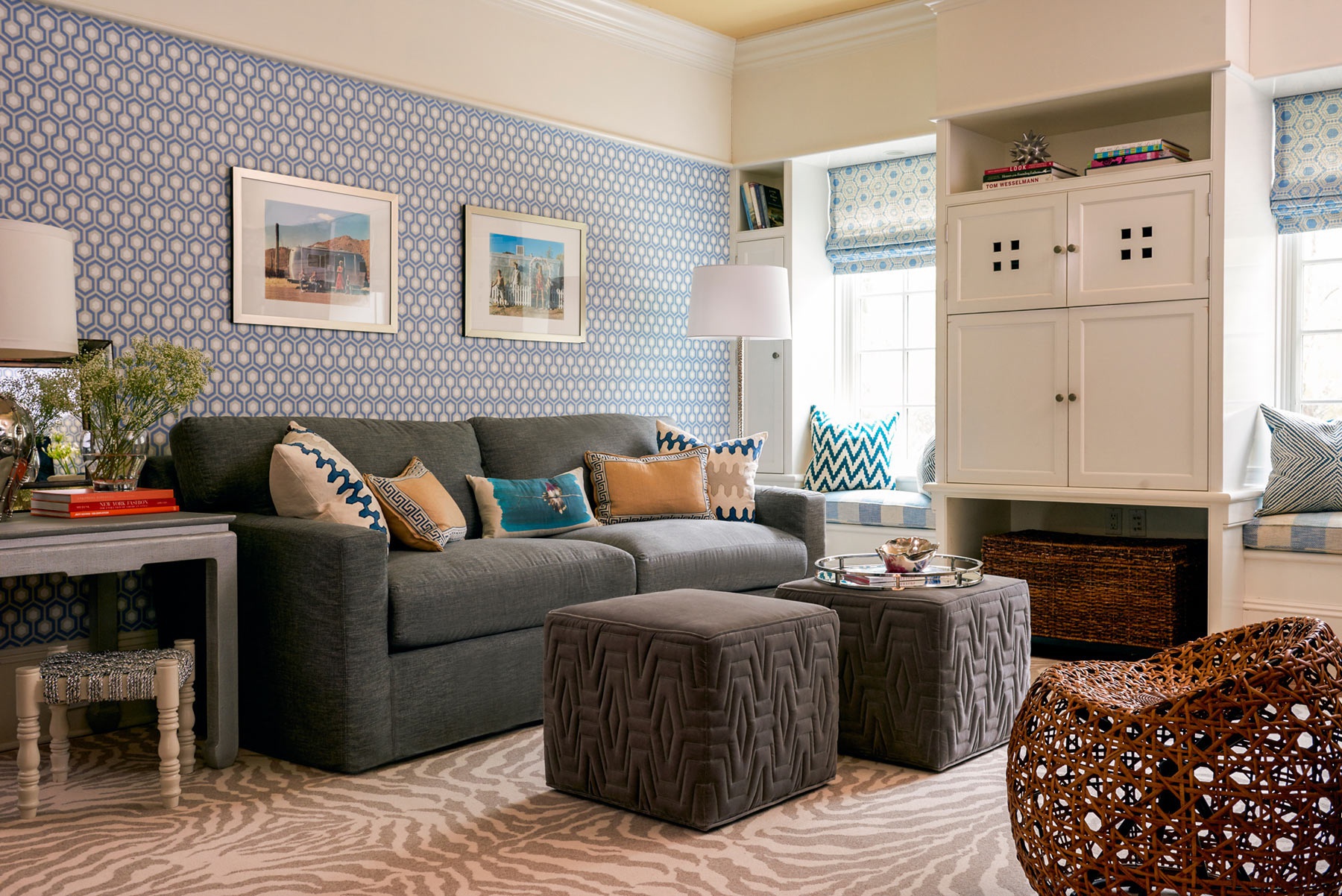 Разная мебель в разных комнатах. Сочетание голубого и коричневого в интерьере. Сочетание цветов в интерьере гостиной. Серо-голубые стены в интерьере гостиной. Сочетание цветов обоев в гостиной.