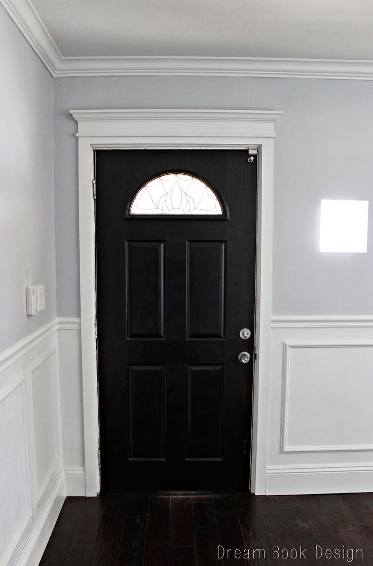 Темная дверь с белыми наличниками
