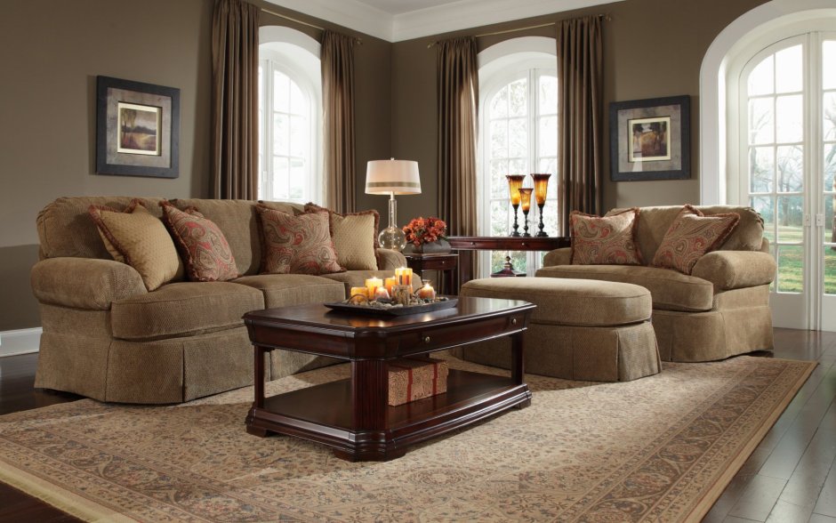 Интерьер в стиле 60х с коричневым диваном