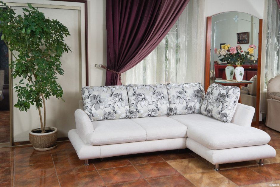 Красивый угловой диван в гостиную