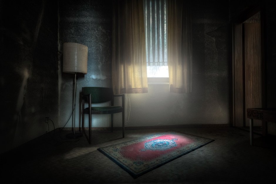 Мрачный старинный интерьер